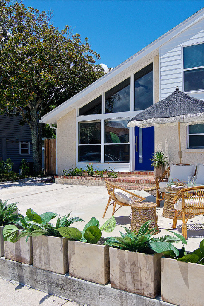 This mid century modern beach bungalow gets a bright refresh by Denver based interior designer Fernway & Avalon.